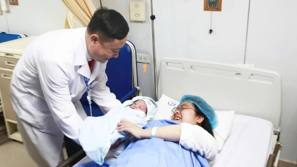 Phó Giáo sư, Tiến sĩ Vũ Văn Du – Phó Giám đốc Bệnh viện Phụ sản Trung ương chúc mừng sản phụ.