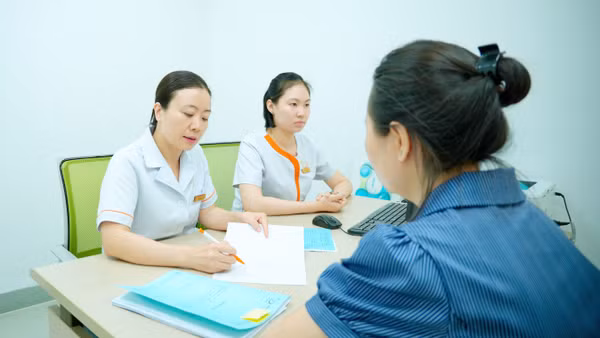 Thạc sĩ, bác sĩ Lê Thị Thu Hiền tư vấn cho cặp vợ chồng thăm khám, thực hiện IVF.