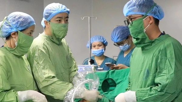 Ê-kíp tiến hành kỹ thuật dẫn lưu màng phổi thai nhi trong buồng tử cung. 