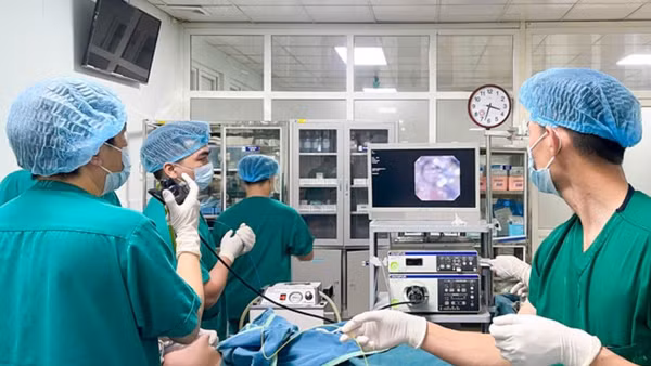 Các bác sĩ áp dụng kỹ thuật nội soi ống cứng kết hợp laser đối với trường hợp dị vật đường thở khó.