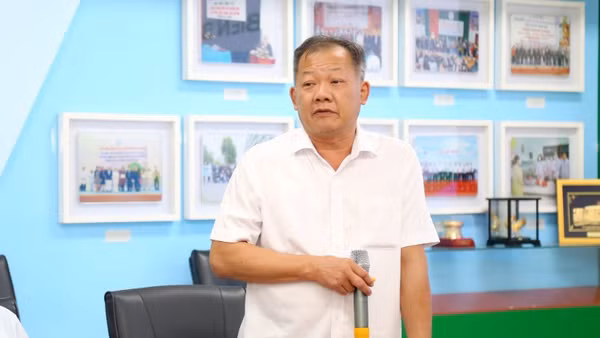 Phó Giáo sư, Tiến sĩ Dương Đức Hùng, Giám đốc Bệnh viện Hữu nghị Việt Đức chia sẻ về triển khai hoạt động khám, chữa bệnh tại cơ sở Hà Nam. 