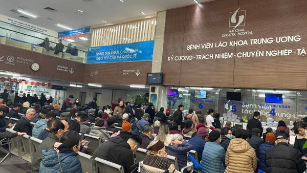 Bệnh nhân đến khám tại Bệnh viện Lão khoa Trung ương.