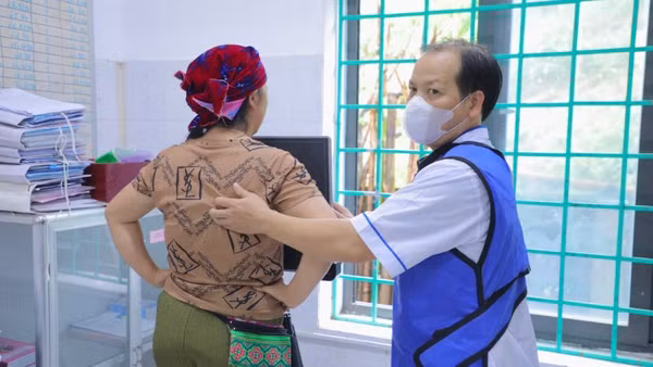 Chụp phim X-quang khám sàng lọc lao.