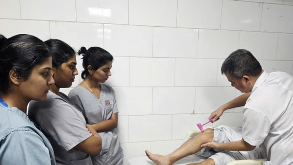 Tiến sĩ, bác sĩ Nguyễn Trung Nguyên - Giám đốc Trung tâm Chống độc, Bệnh viện Bạch Mai kiểm tra phản xạ của các bệnh nhân ngộ độc cá chình.