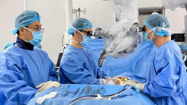 Bác sĩ thực hiện kỹ thuật nút mạch nuôi u trước mổ, giúp giảm lượng máu chảy trong quá trình phẫu thuật.