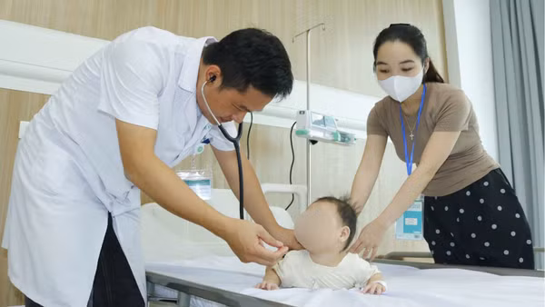 Bác sĩ chuyên khoa II Phạm Công Khắc thăm khám cho bệnh nhi. (Ảnh: Bệnh viện cung cấp)