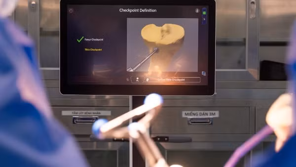 Robot CORI tích hợp trí tuệ nhân tạo AI đóng vai trò như “trợ lý” thông minh giúp bác sĩ thực hiện ca mổ đạt độ chính xác cao.