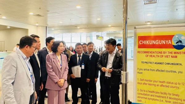 Thứ trưởng Nguyễn Thị Liên Hương đi giám sát công tác phòng, chống dịch bệnh trong dịp Tết Nguyên đán tại Cảng hàng không quốc tế Nội Bài (Hà Nội).