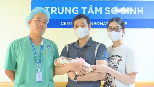 Gia đình hạnh phúc khi đón con xuất viện. 