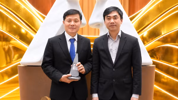 Giáo sư Vũ Hà Văn (bên trái) và Tiến sĩ Võ Sỹ Nam là hai tác giả chính của bài báo.