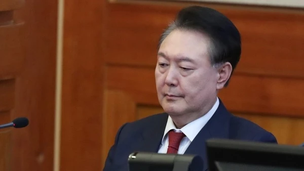 Cựu Tổng thống Hàn Quốc Yoon Suk Yeol trong phiên điều trần tại phiên tòa luận tội liên quan đến việc áp đặt thiết quân luật ở Seoul. (Ảnh: THX/TTXVN)