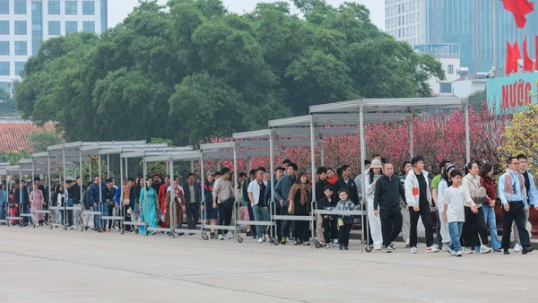 Hàng đoàn người nối đuôi nhau vào Lăng viếng Chủ tịch Hồ Chí Minh. (Ảnh: HOÀNG HIẾU/TTXVN)