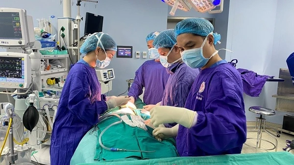 Các bác sĩ phẫu thuật cho người bệnh biến chứng tiêm filler. (Ảnh minh họa)