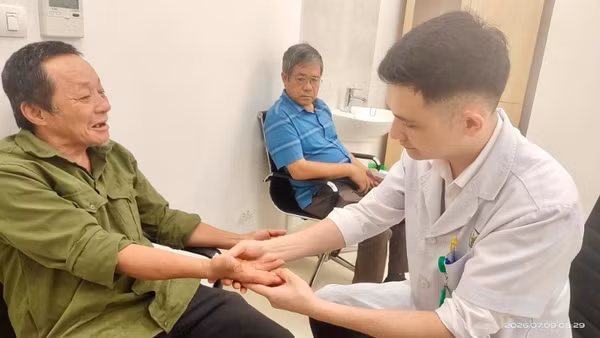 Bác sĩ khám cho cán bộ, cựu chiến binh, thương bệnh binh, người có công với cách mạng và các gia đình chính sách.