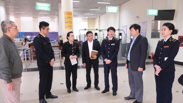 Đoàn công tác trao đổi và chỉ đạo chuyên môn tại cửa khẩu Quốc tế Móng Cái, tỉnh Quảng Ninh.