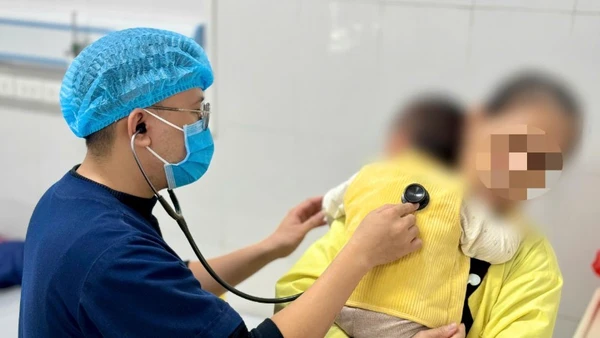 Bác sĩ thăm khám cho bệnh nhi. 