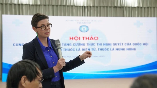 Tiến sĩ Angela Pratt trao đổi với phóng viên tại Hội thảo cung cấp thông tin cho báo chí về tăng cường thực thi nghị quyết của Quốc Hội về quy định cấm thuốc lá điện tử, thuốc lá nung nóng.