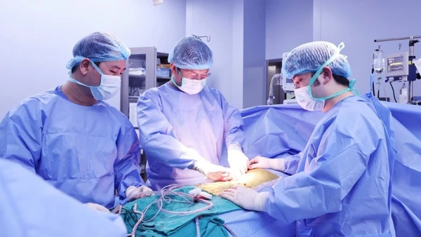 Các bác sĩ tiến hành ghép thận cho bệnh nhân. 