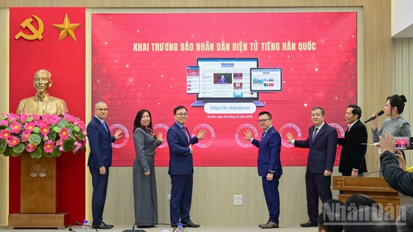 Các đại biểu nhấn nút khai trương Báo Nhân Dân điện tử tiếng Hàn Quốc.