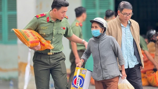 Quỹ “Vì cuộc sống bình yên” trao những phần quà hỗ trợ thiết thực để bà con tái thiết cuộc sống.