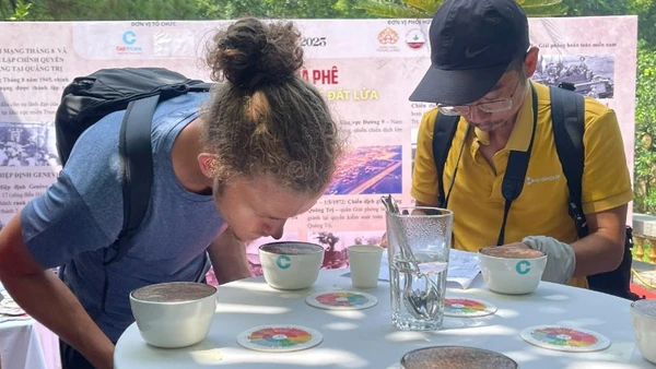 Du khách thưởng thức cà-phê của Khe Sanh, Quảng Trị. 