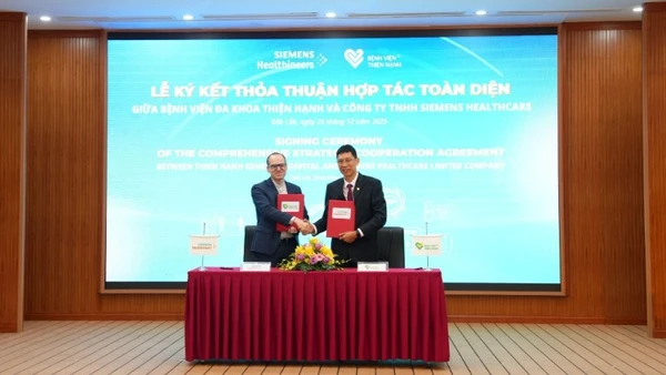 Đại diện lãnh đạo hai bên tại buổi lễ ký kết.