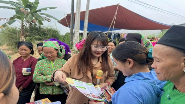 Tuyên truyền cho bà con tại các địa bàn ở vùng cao. 