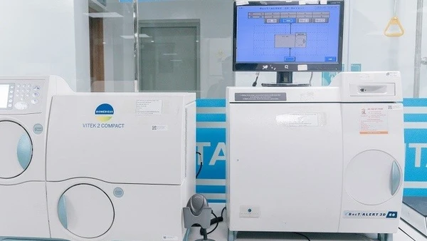 Bệnh nhân được thăm khám chuyên sâu và kết quả nuôi cấy, định danh vi khuẩn ghi nhận E. coli, tác nhân hàng đầu gây nhiễm khuẩn tiết niệu.