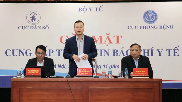 Đại diện Bộ Y tế cung cấp thông tin cho báo chí.