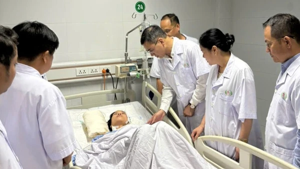 Tiến sĩ Hà Anh Đức, Cục trưởng Cục Quản lý Khám, chữa bệnh, Bộ Y tế thăm điều dưỡng Trang đang điều trị tại Bệnh viện đa khoa Hữu nghị Nghệ An.