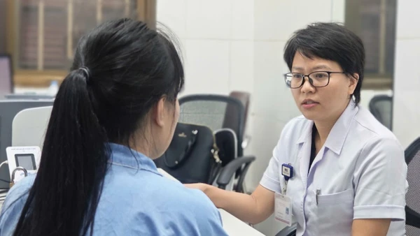 Thạc sĩ, bác sĩ nội trú Nguyễn Thị Hoa, Phó Trưởng phòng Tâm lý Lâm sàng, Viện Sức khỏe Tâm thần tư vấn cho người bệnh.
