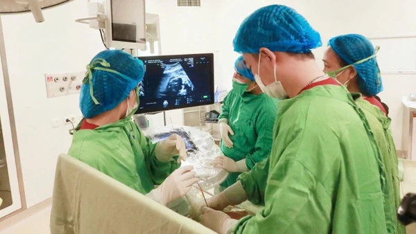 Các bác sĩ can thiệp cho bào thai. 