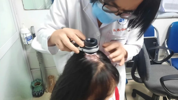 Bác sĩ thăm khám cho người bệnh. 