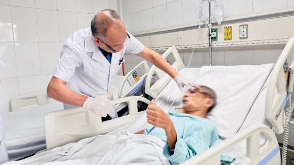 Phó Giáo sư, Tiến sĩ Nguyễn Hồng Hà - Trưởng khoa Phẫu thuật Hàm mặt, Tạo hình và Thẩm mỹ khám lại cho người bệnh.