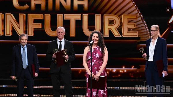 Giải thưởng Chính VinFuture 2025 đã được trao cho Tiến sĩ Douglas R Lowy, Tiến sĩ John T Schiller, Tiến sĩ Aimée R Kreimer và Giáo sư Maura Gillison – Vì những khám phá và phát triển vaccine HPV nhằm phòng ngừa các khối u do virus papilloma ở người gây ra. (Ảnh: THÀNH ĐẠT)