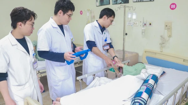 Bác sĩ thăm khám cho bệnh nhân.