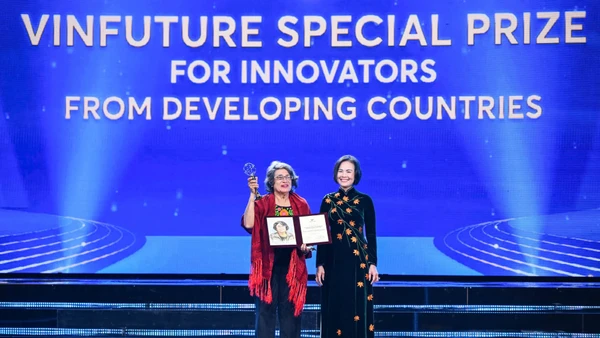 Giải Đặc biệt VinFuture 2025 dành cho Nhà khoa học đến từ các nước đang phát triển đã vinh danh Giáo sư María Esperanza Martínez-Romero (Mexico) vì những tiến bộ trong nghiên cứu sinh thái vi sinh vật và cơ chế cố định nitơ cộng sinh tại các hệ sinh thái nhiệt đới. (Ảnh: THÀNH ĐẠT)