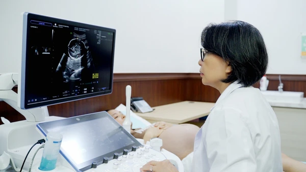 Bác sĩ Hiền Lê khuyến cáo, việc khám thai đúng lịch và siêu âm đầy đủ các mốc quan trọng có ý nghĩa quyết định trong việc phát hiện sớm bất thường, mở rộng cơ hội sống cho thai nhi.