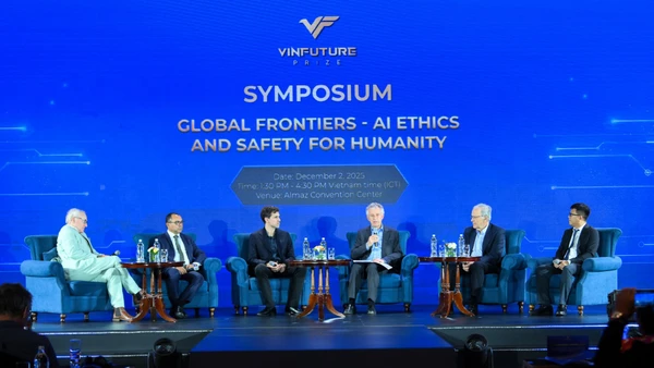 Các nhà khoa học trao đổi tại tọa đàm.