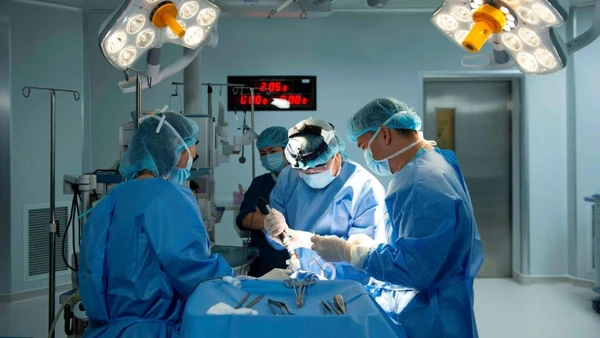 Các bác sĩ can thiệp kịp thời cho sản phụ. 