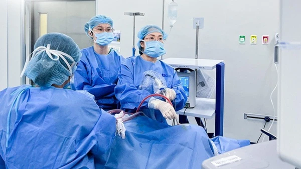 Thạc sĩ, bác sĩ chuyên khoa II Trần Thị Thúy Hằng phẫu thuật cho người bệnh. 