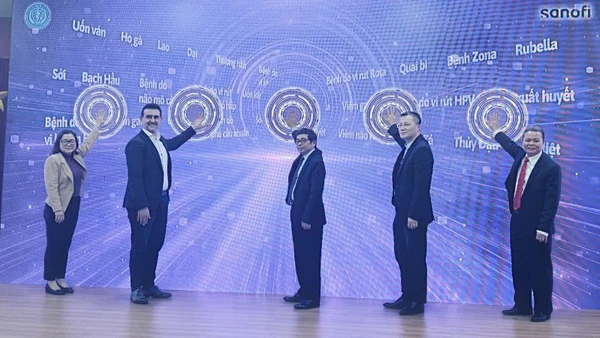 Các đại biểu ấn nút khởi động "Chương trình truyền thông, giáo dục sức khỏe về phòng bệnh bằng vaccine, sinh phẩm giai đoạn 2025-2027".