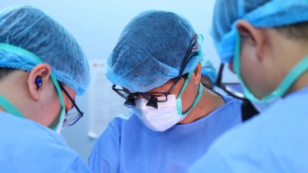 Các thầy thuốc Bệnh viện Trung ương Quân đội 108 tập trung cao độ cho ca đại phẫu.