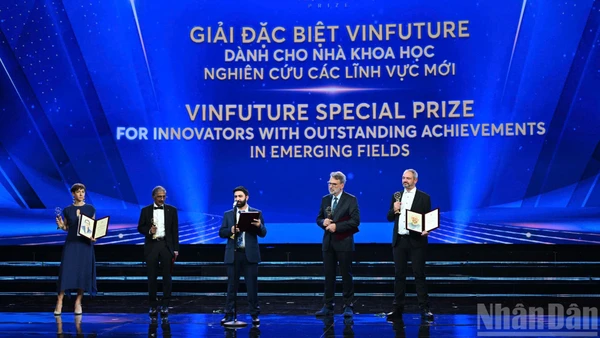 Giải Đặc biệt VinFuture 2025 dành cho Nhà khoa học nghiên cứu các lĩnh vực mới đã vinh danh 5 nhà khoa học. (Ảnh: THÀNH ĐẠT)