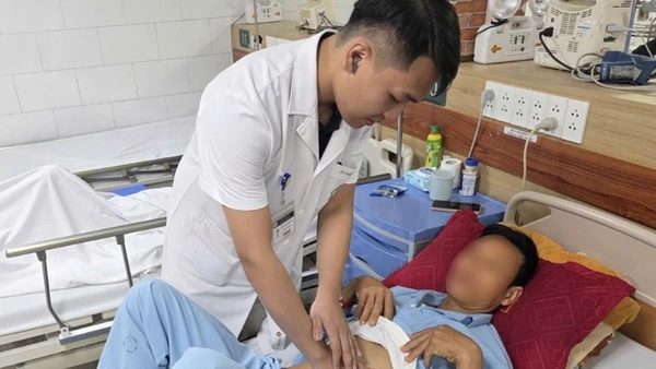 Bác sĩ Trung tâm Chống độc thăm khám cho bệnh nhân bị ngộ độc mật cá trắm điều trị tại Trung tâm