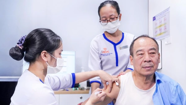 Phó Giáo sư, Tiến sĩ, nguyên Cục trưởng Cục Y tế Dự phòng tiêm vaccine RSV.