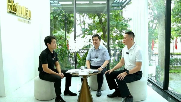 Các khách mời tham gia tọa đàm.