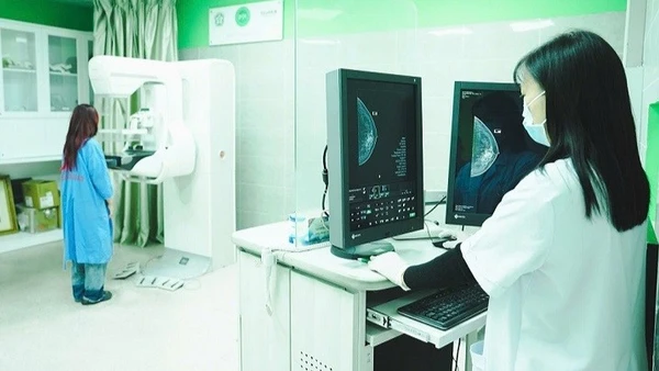 Chụp X-quang vú được coi là "tiêu chuẩn vàng" trong sàng lọc ung thư vú, có khả năng phát hiện các tổn thương nhỏ ngay cả khi chưa sờ thấy được.