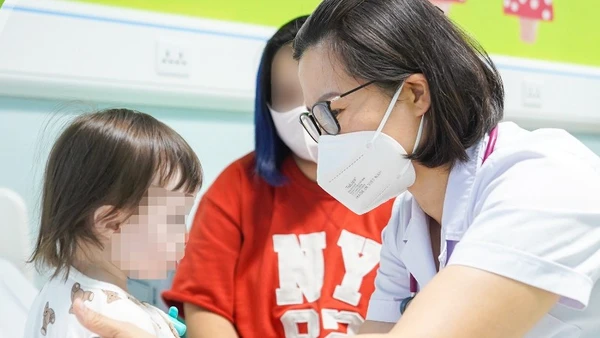 Bé gái 14 tháng tuổi quốc tịch Úc đã cai được ống thông dạ dày. 