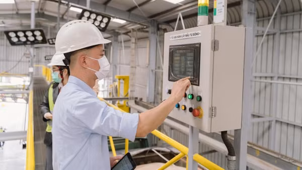 Mức độ tự động hóa cao giúp giảm tải lao động thủ công, bảo đảm an toàn và nâng cao hiệu quả vận hành.